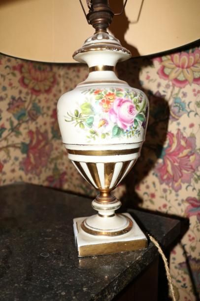 null Vase balustre couvert en porcelaine à décor polychrome de fleurs sur fond blanc,

XIXe...