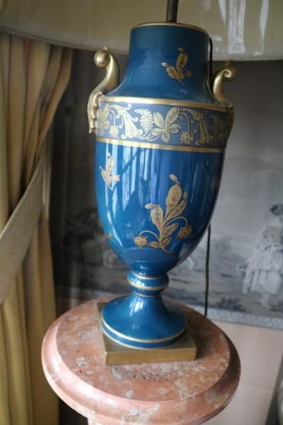 null Vase piedouche en porcelaine à décor or sur fond bleu

Style du XIXe, Xxe siècle...