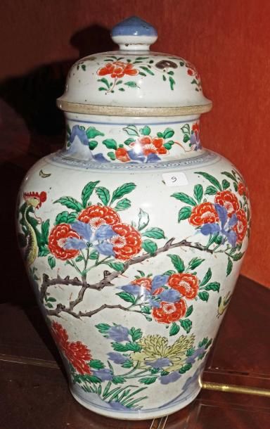 null Vase couvert en porcelaine à décor en émaux de la famille verte de volatile...