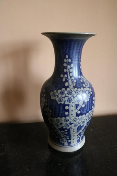 null Vase en porcelaine à col évasé, décor en camaïeu bleu de branches fleuries,...