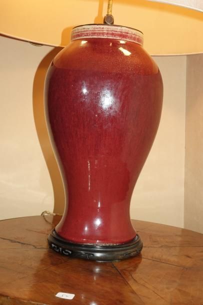 null Vase balustre en porcelaine sang de bœuf.

Chine, XIXe siècle

H.: 34 cm (monté...