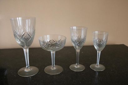 null Partie de service de verres en cristal taillé, XXe siècle comprenant:

- 11...