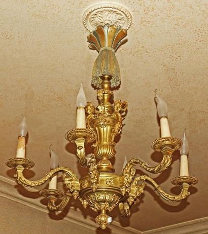 null Lustre à six bras de lumière en bronze ciselé et doré à décor de feuillages...