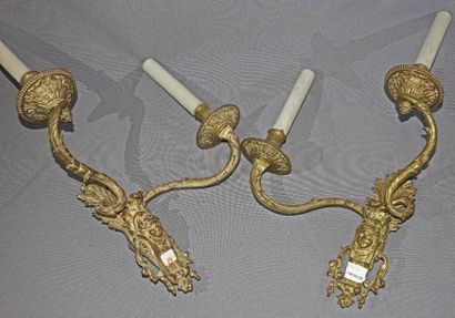 null Paire d'appliques à deux bras de lumière en bronze argenté à décor de têtes...