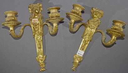 null Paire d'appliques à deux bras de lumière, en bronze doré et bronze patiné à...