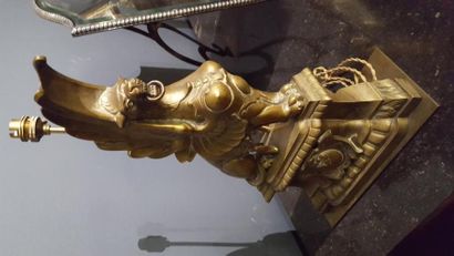 null Paire de lampes à décor de griffons ailées en bronze doré
XIXe siècle.