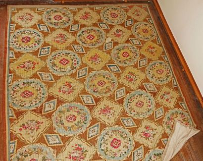 null Tapis d'Aubusson à décor de médaillons fleuris ovales et en losange sur fond...