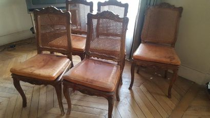 Cinq chaises cannées en bois naturel, moulurées...