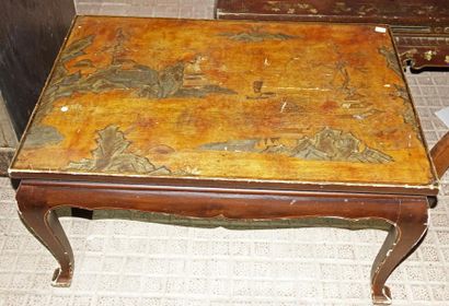 null Petite table basse rectangulaire en bois laqué brun, le plateau à décor lacustre...