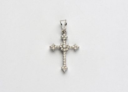 null PENDENTIF « croix » en or gris (750 millièmes) serti de diamants taille brillant....