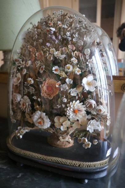 Bouquet en composition sous un globe en verre,...