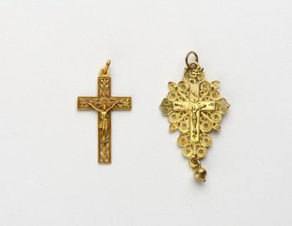 null PENDENTIF « Christ en croix » en or jaune (750 millièmes) ajouré de fleurettes...
