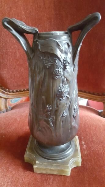A ROSE

Vase en bronze patiné sur piédouche,...
