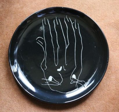 null Claude VAYSSIER (XXe siècle)

Assiette en céramique à fond noir, exécutée probablement...