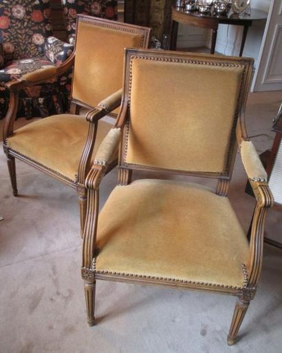 null Paire de fauteuils Louis XVI à dossier carré, les pieds fuselés cannelés recouverts...