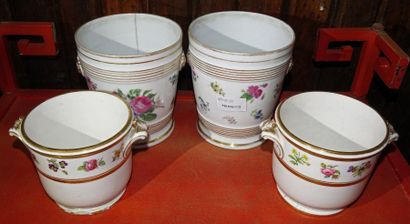 null Deux paires de cache-pots en porcelaine blanche à filets or et fleurettes polychromes...