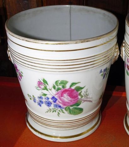 null Deux paires de cache-pots en porcelaine blanche à filets or et fleurettes polychromes...