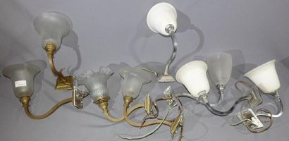 null Réunion de quatre paires d'appliques à un bras de lumière : 2 en laiton et 2...