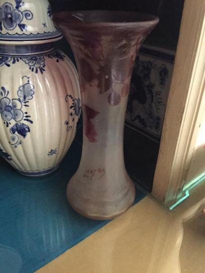null Legras

Vase cornet en verre multicouches à décor de prunus sur fond marmor...
