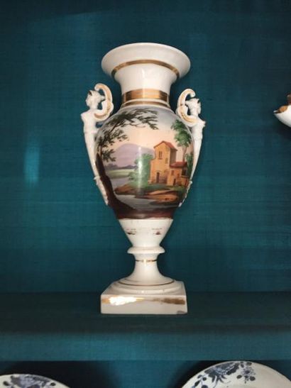 null Lot composé d’une paire de bouquetières et un vase à l’antique

Porcelaine française...