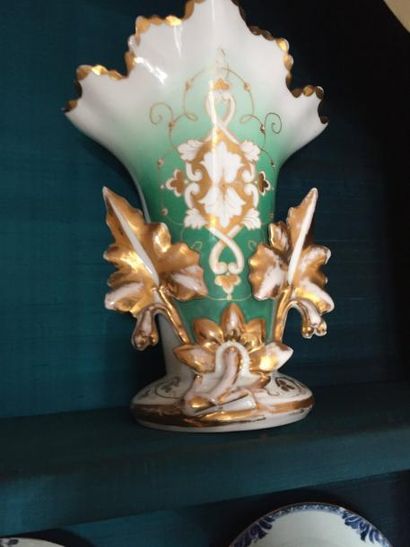 null Lot composé d’une paire de bouquetières et un vase à l’antique

Porcelaine française...