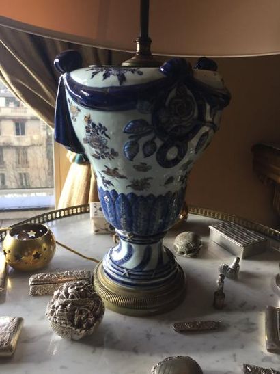 null Vase de forme balustre en céramique blanche à décor en bleu de guirlande et...