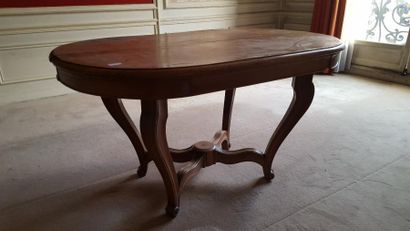 null Table ovale en bois naturel, reposant sur quatre pieds cambrésreliés par une...