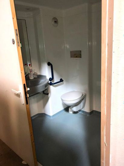 Cabine de douche avec toilette et lavabo,...