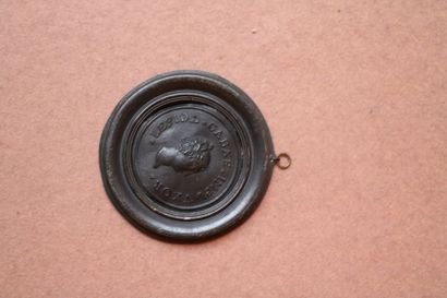 null Médaille en métal à patine noire figurant un profil de femme à l'antique légendée:...