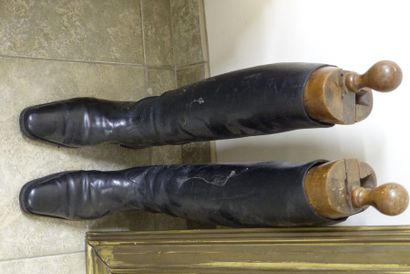 null Paire de bottes en cuir noir et leur embochoirs en bois

XIXe siècle