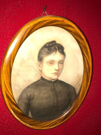 null Ecole Française fin du XIXe siècle

" Portrait de Jeune Femme"

Pastel ovale,...