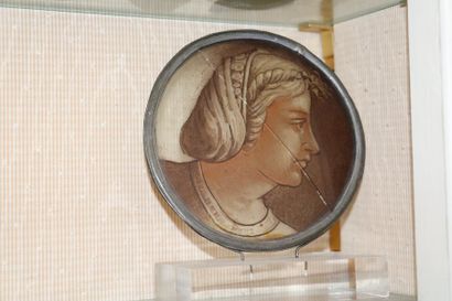  Elément de vitrail rond peint à décor de profil de femme, 
XIXe siècle (acciden...