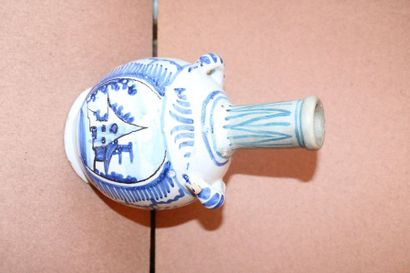 null Dans le gout de NEVERS, XIXe siècle:

- Bouteille à passants en faience à décor...