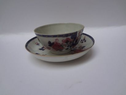  Tasse et sa soucoupe en porcelaine à décor Imari à décor de fleurs. 
Chine, XVIIIe...