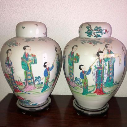  Paire de potiches couvertes en porcelaine à décor polychrome de personnages, 
Chine,...