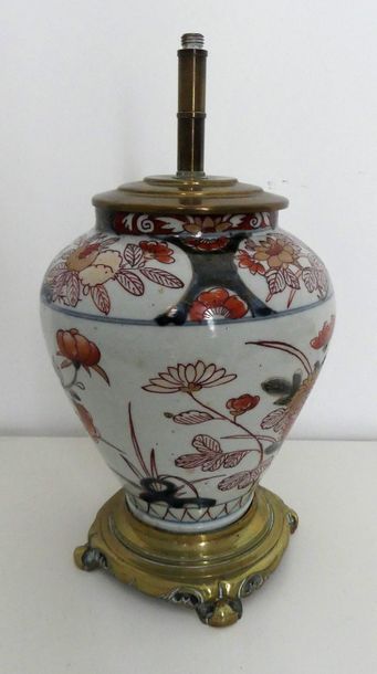  Vase ne porcelaine à décor imari, monté en laiton 
Chine, début XXe siècle 
H.:...