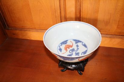  Coupe en porcelaine à décor de chauves-souris 
Chine, XXe siècle. 
H : 8 cm