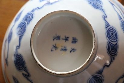  Coupe en porcelaine à décor de chauves-souris 
Chine, XXe siècle. 
H : 8 cm