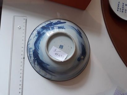  Lot de deux coupes,Vietnam, Hue, XIXe siècle: 
- Coupe en porcelaine bleu blanc,...