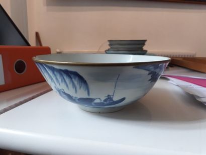 null Lot de deux coupes,Vietnam, Hue, XIXe siècle:

- Coupe en porcelaine bleu blanc,...