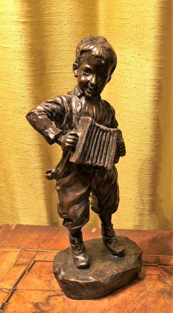  José CARDONA (1878-1923) 
"Le petit accordéoniste" 
Sujet en bronze, signé sur la...
