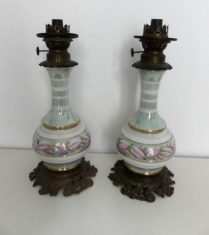 null Paire de lampes à pétrôle en porcelaine , monture en bronze

Fin XIXe siècle...