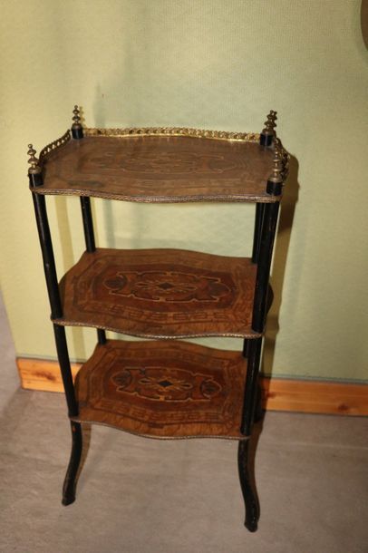  Petite table volante à trois plateaux marquetés 
XIXe siècle 
H.: 82 cm