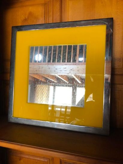 Miroir carré en métal chromé et plastique jaune 
Circa 1970 
52 x 52 cm
