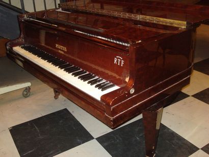 PLEYEL Piano Pleyel
Palissandre
Numéro de série : 207 170
Année : 1962
88 notes
Cadre...