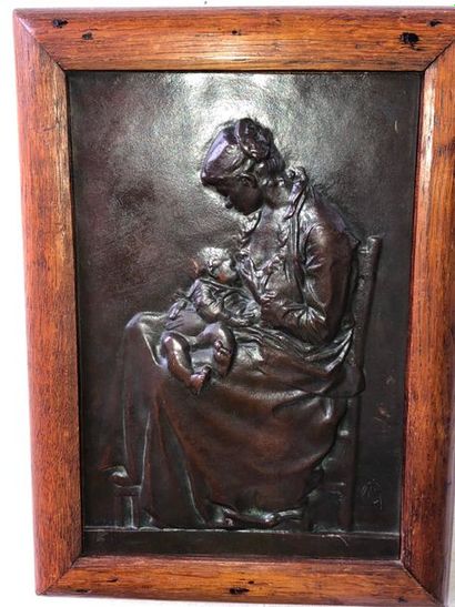 null Bas relief en bronze « Femme allaitant »

23 x 25,5 cm