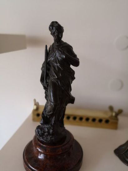 null Statuette en bronze patiné Déesse

Ancien travail italien dans le style du XVIIe...