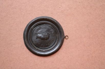 null BIS Médaille en métal à patine noire figurant un profil de femme à l'antique...
