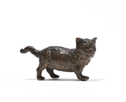 null TER - VIENNE - Statuette en bronze représentant un chat, signée vraisemblablement...