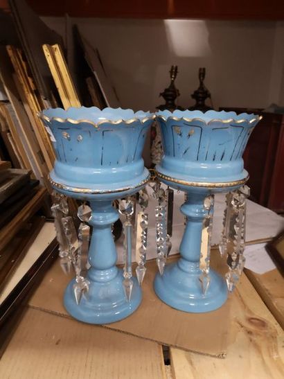null PAIRE DE PORTE-ANANAS en opaline bleu turquoise à décor or et pampilles de cristal

Fin...